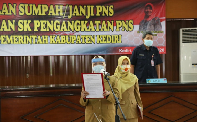 Bupati Kediri, dr. Hj. Haryanti Sutrisno saat mengambil sumpah. (foto: kominfo).