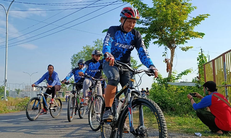 Komunitas Gowes Lavender 09 saat memasuki gerbang Perum Lanvender (Jalan Kembar Bangkalan), Ahad (11/7) pagi.