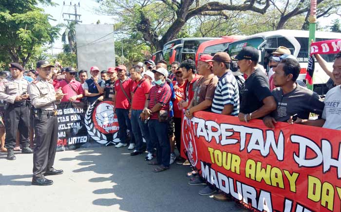 Kapolres Pamekasan AKBP Nowo Hadi Nugroho memberikan pengarahan kepada ratusan suporter MU.