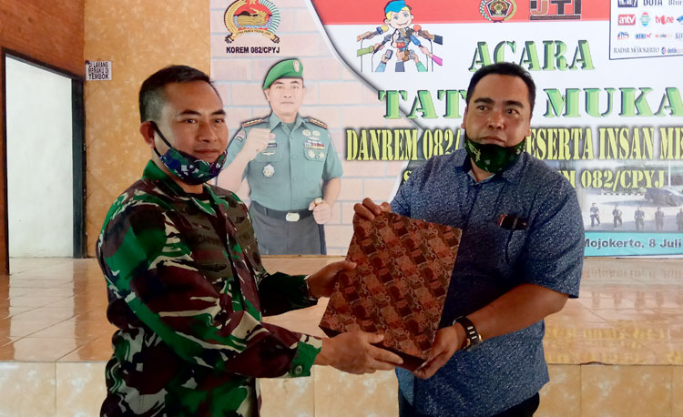 Danrem 082 CPYJ Kol Inf Muhammad Dariyanto memberikan cinderamata kepada Ketua PWI Mojokerto Diak Eko Purwoto usai berbicara soal sikap TNI atas berita hoax.