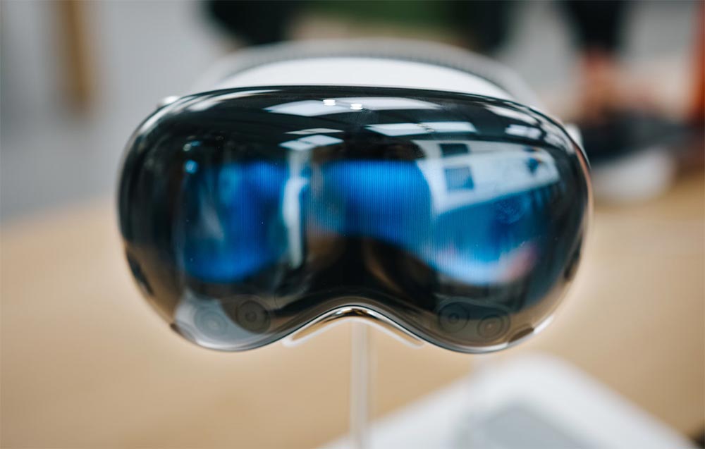 Wearable Co-pilots Turning Watches and Glasses into a Second Productivity Screen