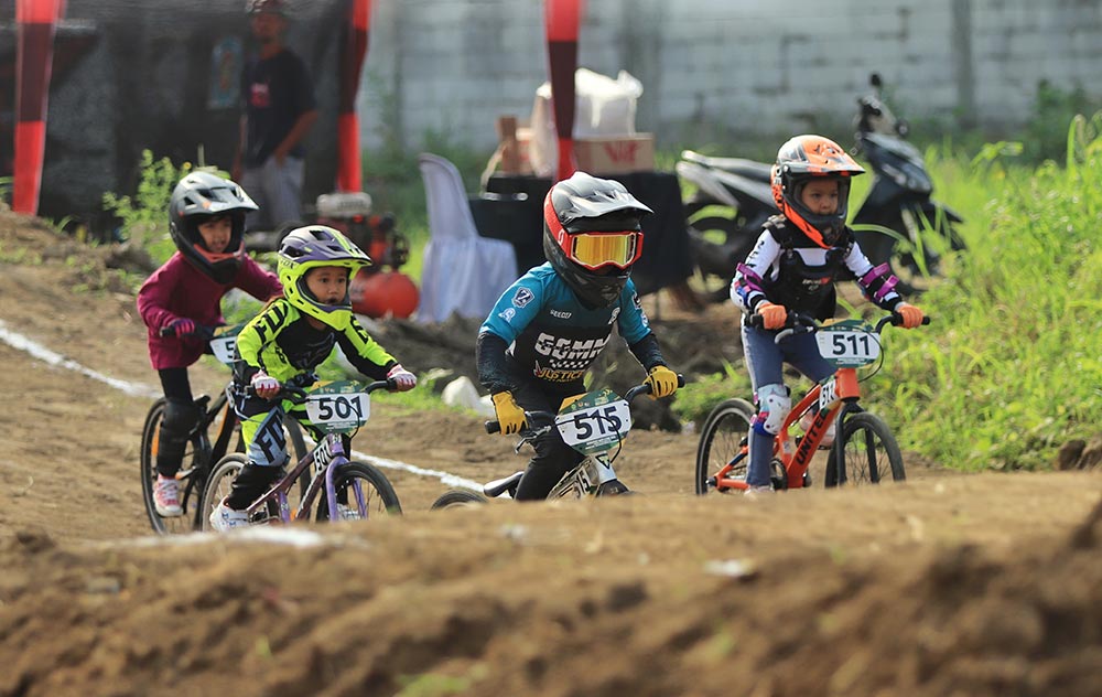 Ratusan peserta dari berbagai daerah meramaikan Suropati Race 8 BMX 2025.
