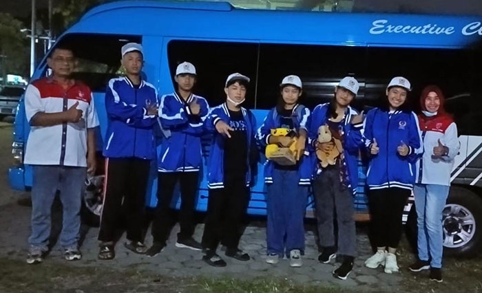 Keenam altet anggar Kota Kediri sesaat sebelum berangkat ke Porprov Jatim ke-VII di Jember, didampingi Pengurus Ikasi Kota Kediri, Edi Susanto dan Datik Indrijaswati. Foto: Ist