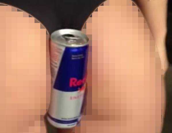 seperti inilah posisi minuman kaleng itu hendak dipipihkan. Mau coba? foto: repro mirror.co.uk