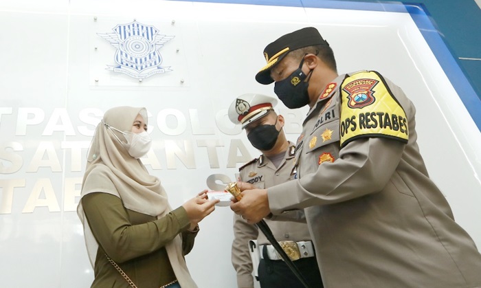 Kapolrestabes Surabaya Kombes Pol Akhmad Yusep Gunawan secara simbolis menyerahkan SIM kepada seorang peserta yang lulus ujian teori dan praktik.