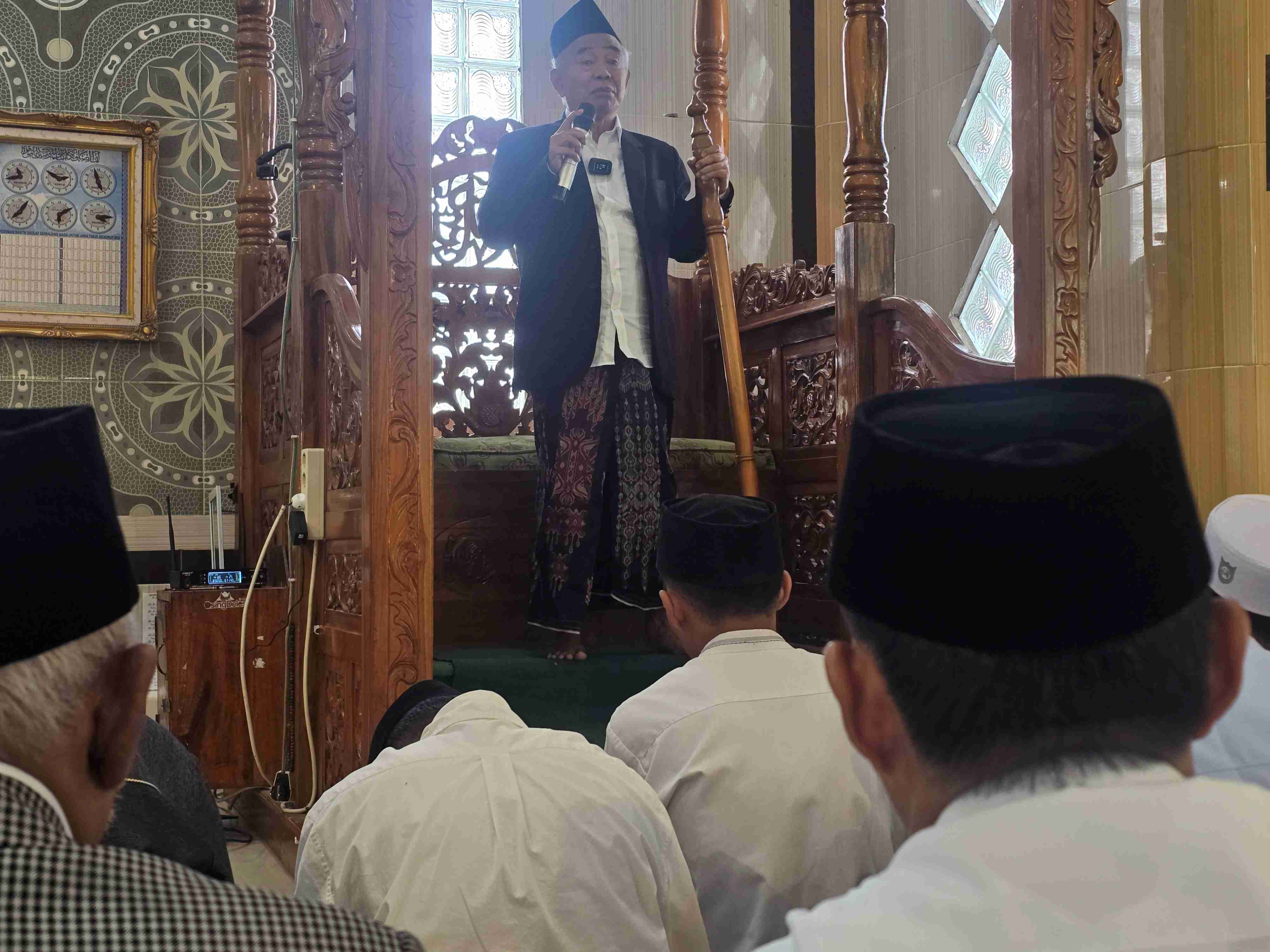 Prof Dr KH Asep Saifuddin Chalim, MA, saat khutbah shalat Idul Fitri 1447 Hijriyah di Masjid Raya KH Abdul Chalim Pondok Pesantren Amanatul Ummah Kembangbelor Pacet Mojokerto, Jawa Timur, Sabtu (21/3/2026). Foto: MMA/bangsaonline