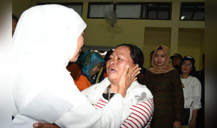 Gubernur Jatim Khofifah Indar Parawansa saat melepas warga Jatim yang tinggal di Wamena Papua yang kini kembali ke kampung asalnya masing-masing, Ahad (30/9/2019). foto: istimewa/ BANGSAONLINE.com