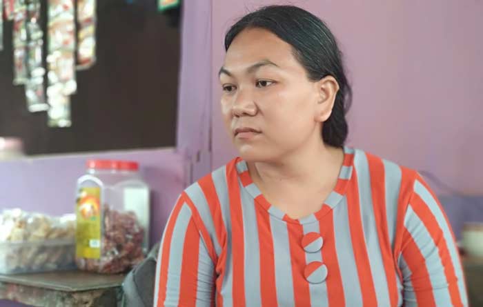 Tukijem, salah seorang ibu rumah tangga di Pacitan yang mengaku bingung menentukan pilihannya. foto: YUNIARDI S/ BANGSAONLINE