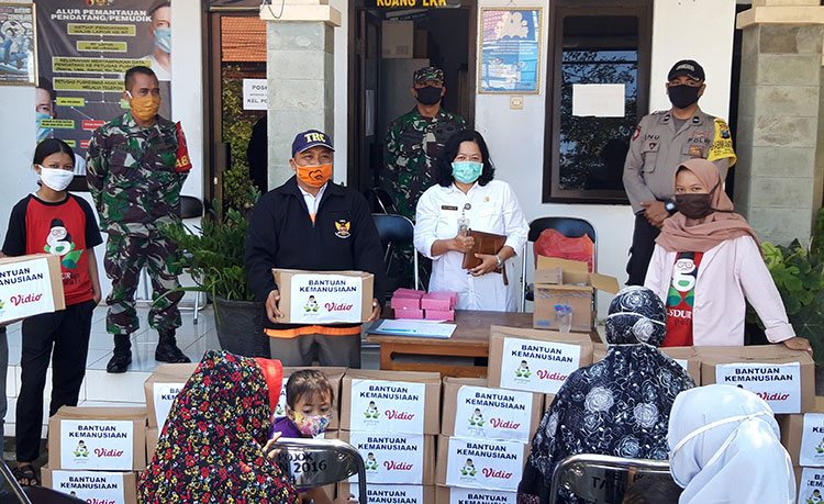 Erly Maya Muryarti, Lurah Pojok, Kecamatan Mojoroto bersama Relawan Gusdurian saat akan membagikan sembako kepada warga. (foto: MUJI/BANGSAONLINE).
