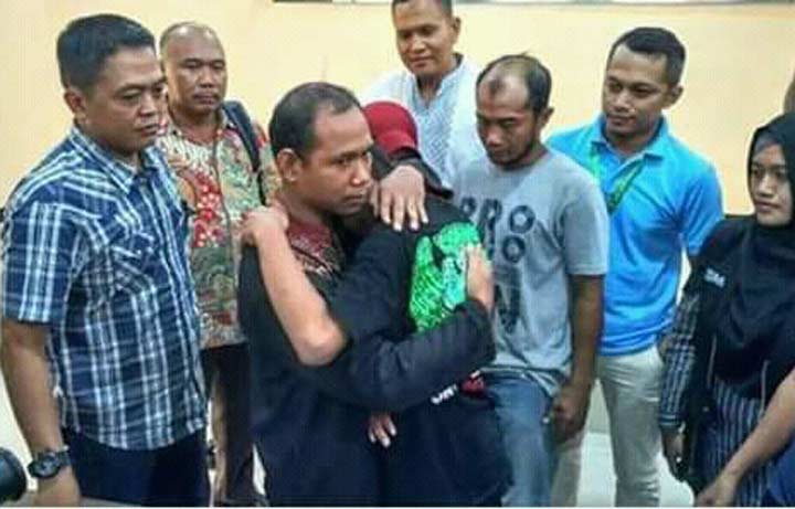 Nur Kalim memeluk Arigo Aris dengan haru disaksikan keluarga saat mediasi, Ahad (10/2) kemarin.