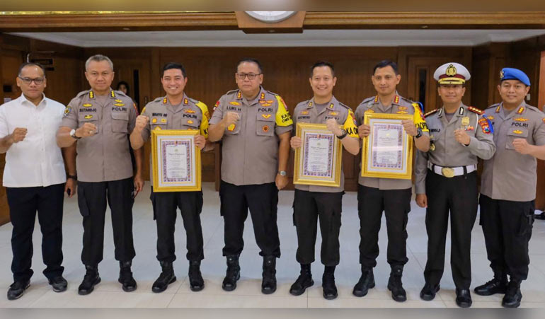 Tiga Kapolres jajaran Polda Jatim yang mendapatkan penghargaan Polisi Teladan 2019.
