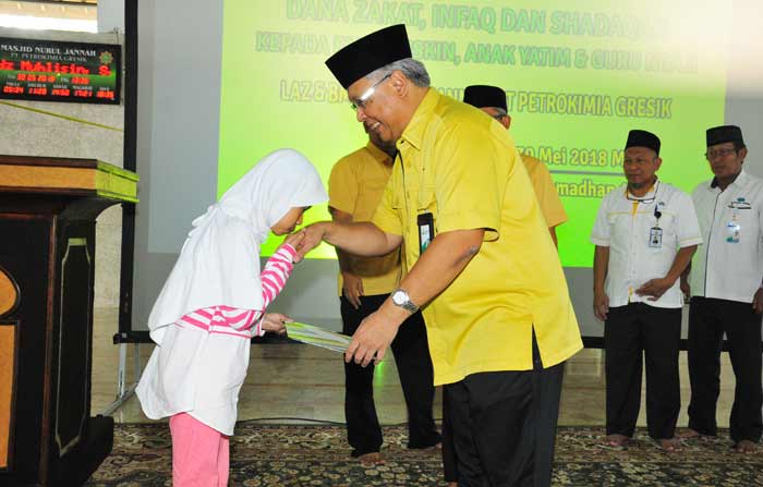 Dirut PG Nugroho Christijanto (kanan) menyrahkan santunan secara simbolis kepada Anak Yatim Piatu di Gresik, beberapa waktu lalu. foto: ist