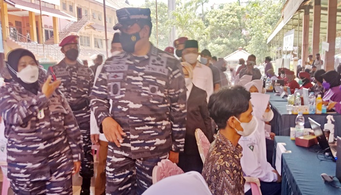 Kepala Staf Angkatan Laut (KSAL) Laksamana TNI Yudo Margono saat meninjau vaksinasi di Ponpes Darul Ulum, Jombang.
