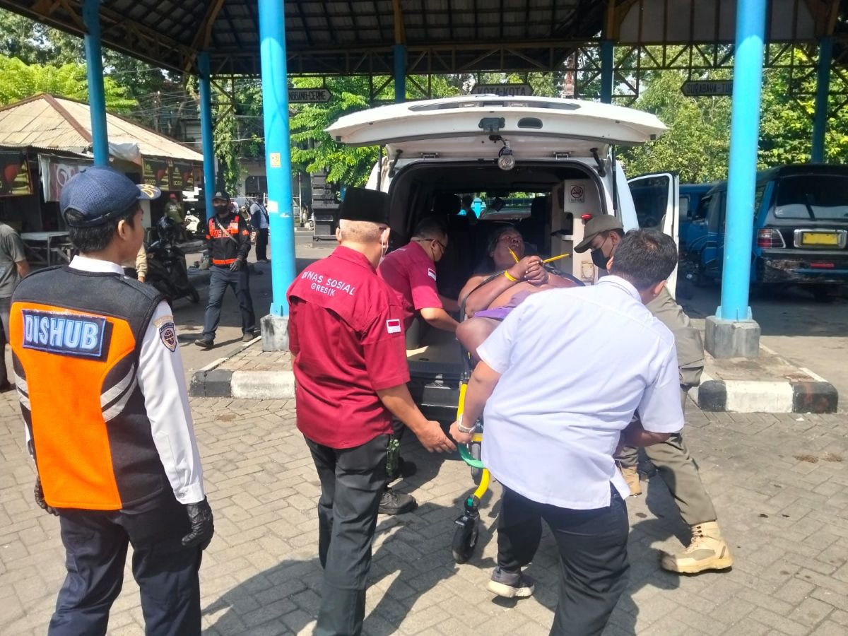 Petugas saat mengevakuasi orang terlantar di kawasan Jl. Gubernur Suryo