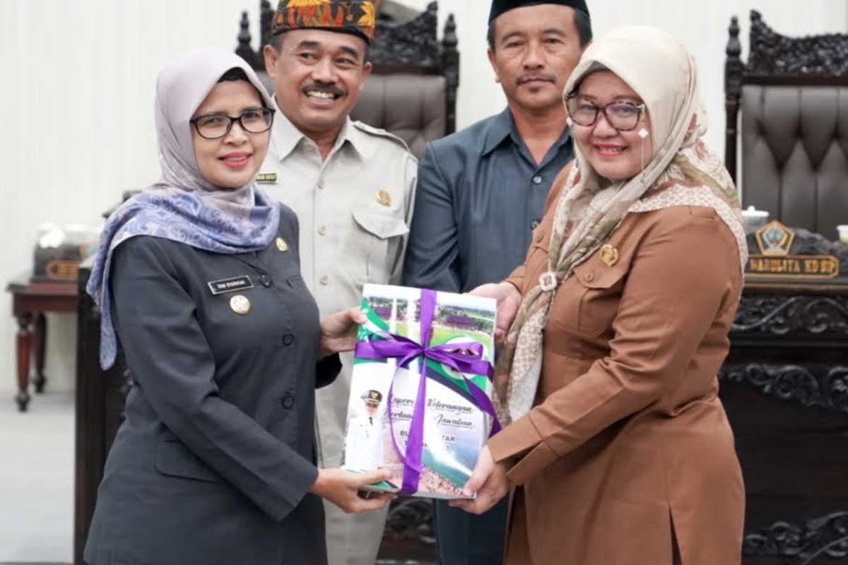 Penyerahan LKPJ saat Paripurna DPRD Kabupaten Blitar. Foto: Ist.