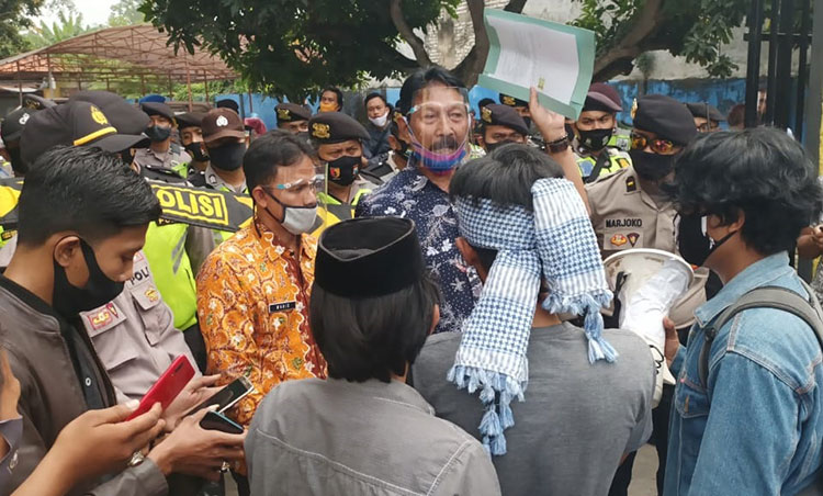 Pemuda Bangkalan saat melakukan aksi demo. (foto: ist).