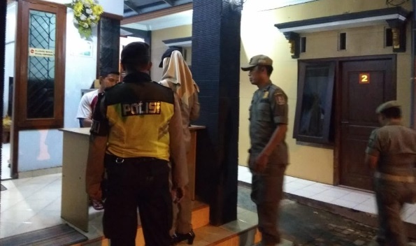 Petugas saat melakukan razia di salah satu hotel.
