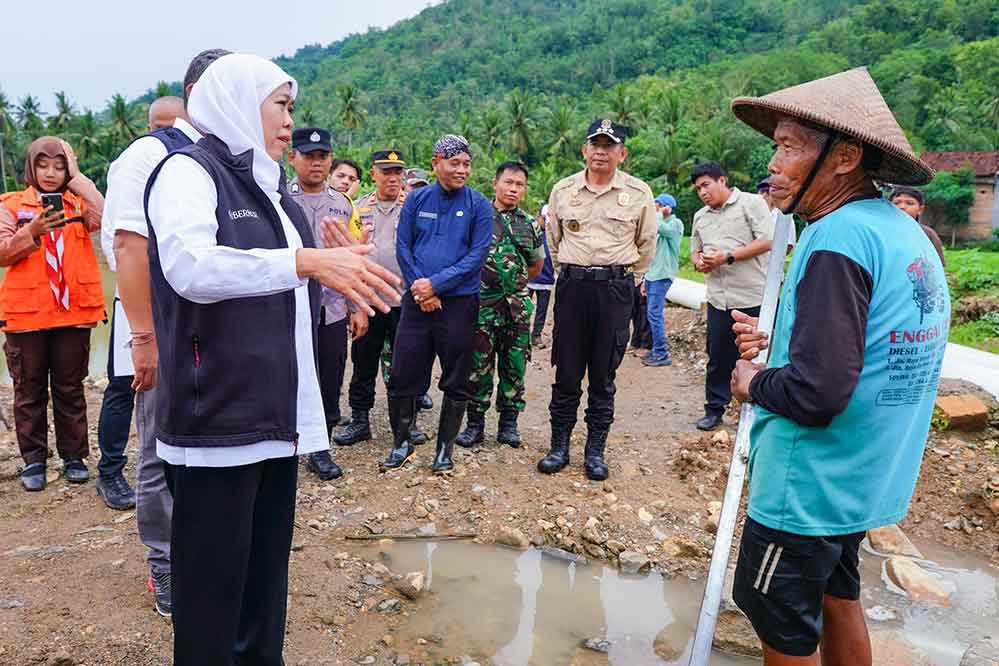 Berbincang dengan warga sekitar. Gubernur Jatim, Khofifah Indar Parawansa meninjau langsung lokasi pembangunan tanggul Bronjong dan memastikan pembangunan telah rampung 100 persen. (Ist)