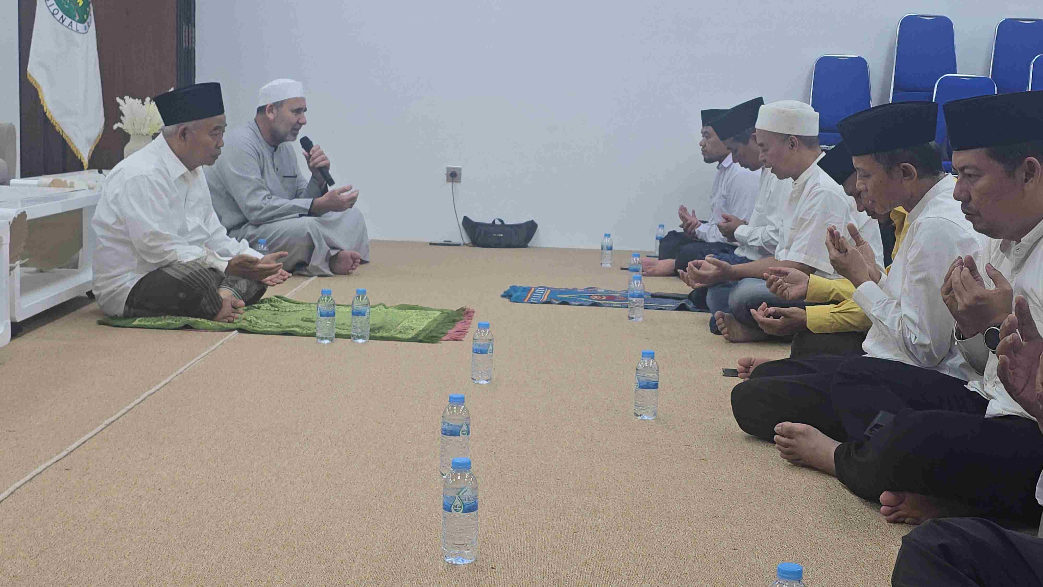 Prof Dr KH Asep Saifuddin Chalim, MA, dalam acara Megengan menyambut kedatangan bulan suci Ramadan 1447 H di Aula Jaringan Kiai Santri Nasional (JKSN) di kawasan Pondok Pesantren Amanatul Ummah Jalan Siwalankerto Utara Surabaya, Senin (16/2/2026) malam. Foto: m. mas