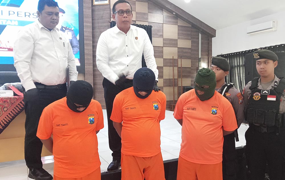Kasatreskrim Polres Magetan tunjukan tiga residivis perampokan nenek-nenek-nenek di Magetan. Foto: ANTON SUROSO/HB