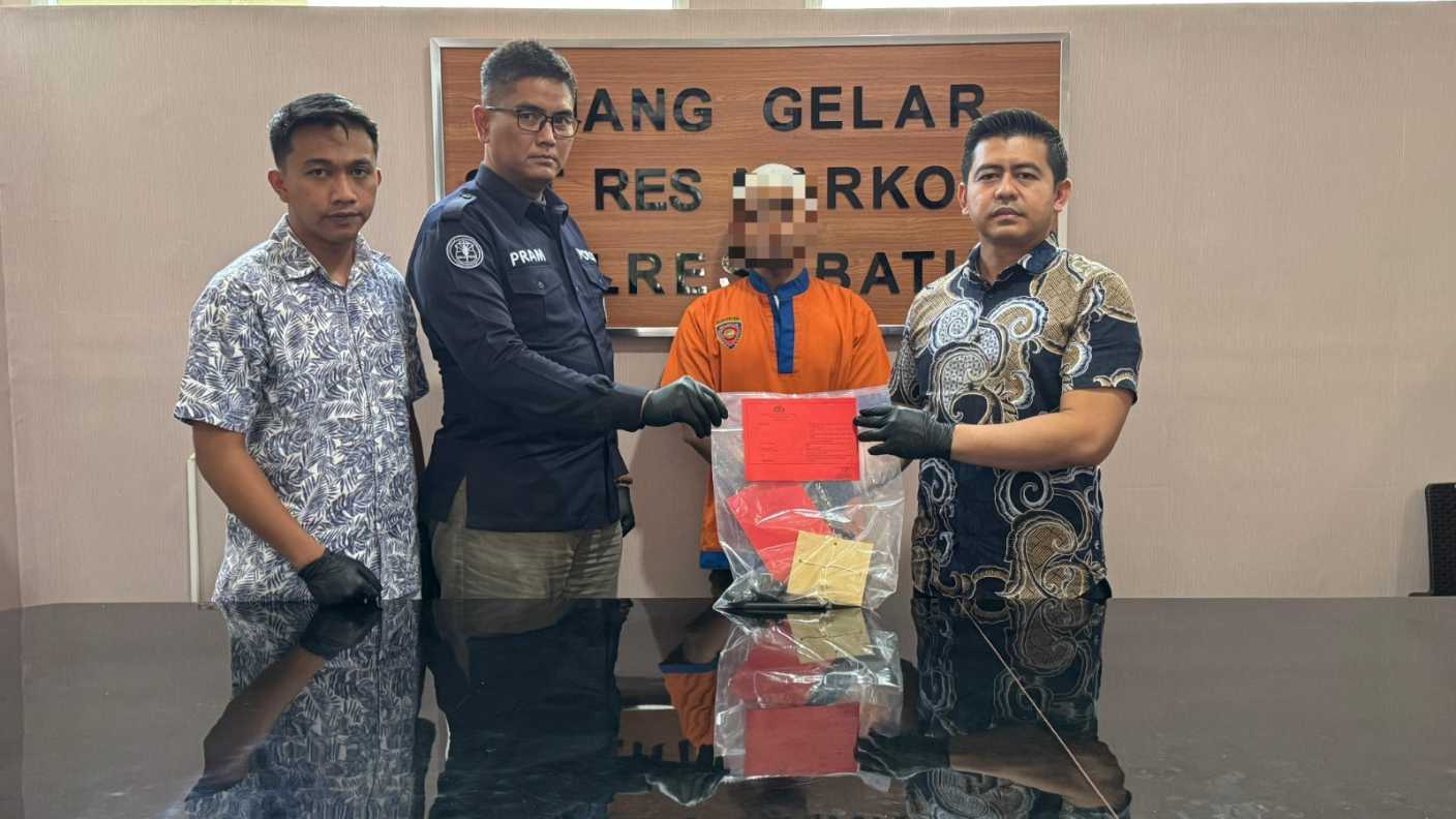 Pelaku beserta barang bukti yang diamankan oleh Satresnarkoba Polres Batu