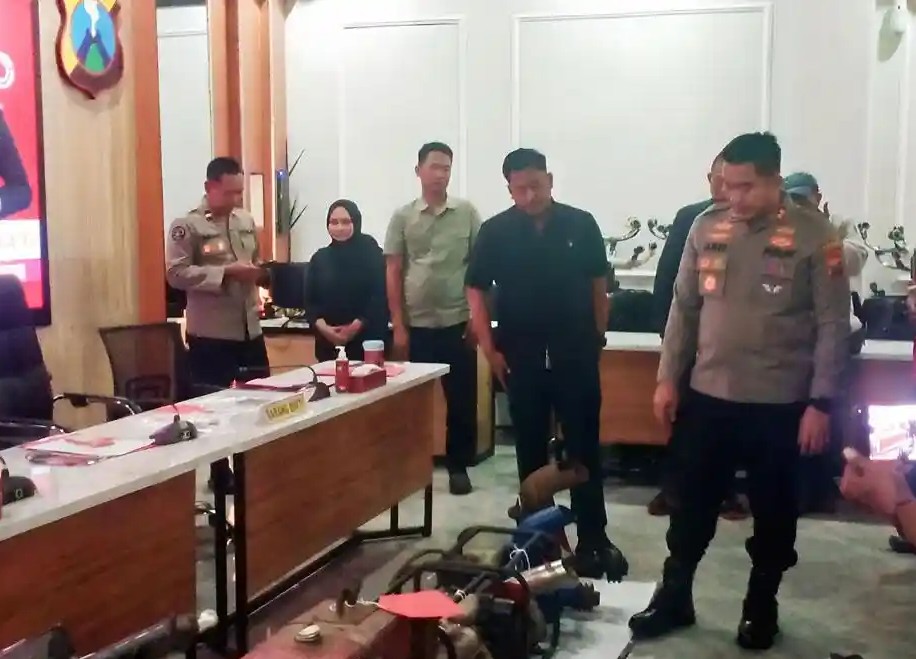 Barang bukti yang dihadirkan dalam konferensi pers ungkap kasus pencurian mesin diesel petani di Mapolres Lamongan