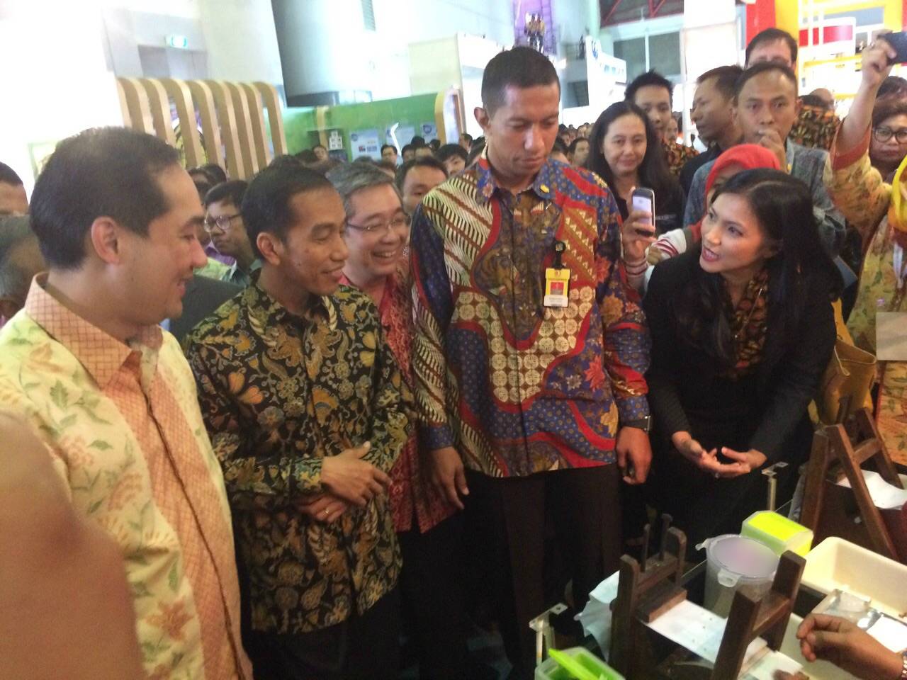PAMERAN. Paul Janelle, Presiden Direktur PT HM Sampoerna Tbk saat meninjau stan pameran  Trade Expo 2014.