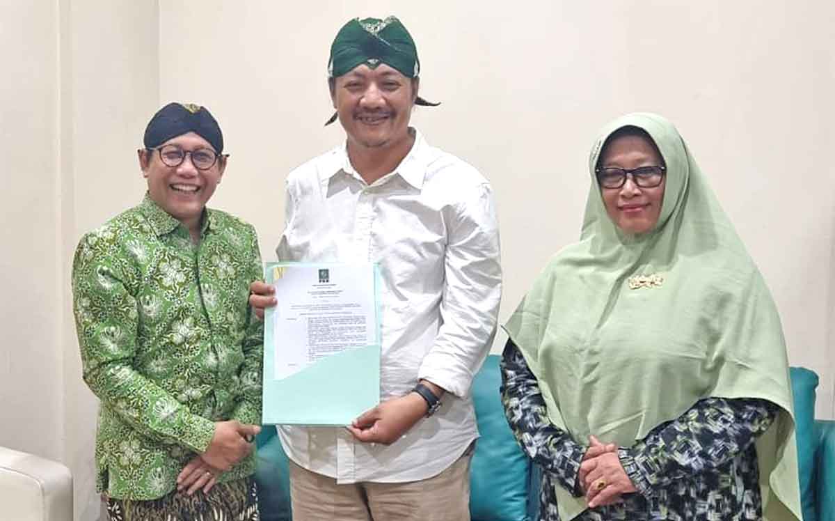 Ketua Desk Pilkada DPP PKB, Abdul Halim Iskandar (kiri) bersama bakal calon Bupati Kediri, Deny Widyanarko (pegang surat rekomendasi), dan bakal calon Wakil Bupati Kediri, Mudawamah. Foto: Ist