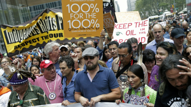 Aktor Hollywwod Leonardo di Caprio mengikuti pawai Lingkungan Bersih, di New York. foto:repro bbc