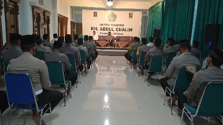 Prof. Dr. KH. Asep Saifuddin Chalim, M.A,, saat memimpin istighatsah dan doa bersama dalam acara buka puasa besama para perwira polisi se-Kabupaten Mojokerto, Selasa (3/5/2021). foto: mma/ bangsaonline.com