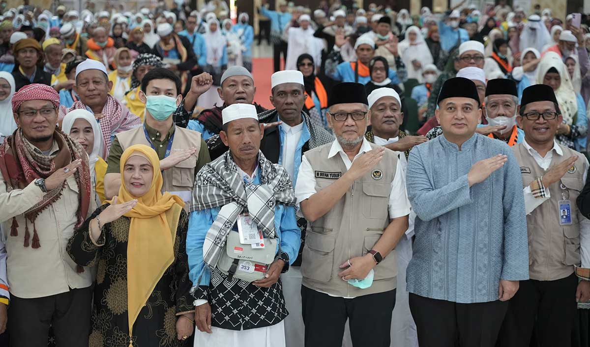 Menhaj Gus Irfan ketika menghadiri evaluasi layanan embarkasi dan debarkasi Ujung Pandang, serta Pembinaan ASN Kementerian Haji dan Umrah di Makassar, Sulawesi Selatan. Foto: MCH 2026