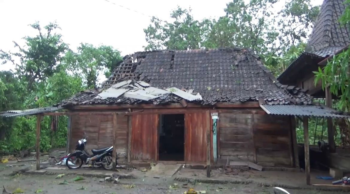 Salah satu rumah warga yang rusak akibat terjangan angin kencang