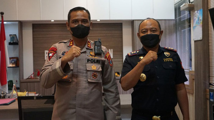 Kepala Kantor Bea Cukai Madura, Yanuar Callandra, bersama Kapolres Pamekasan, AKBP Rogib Triyanto. 