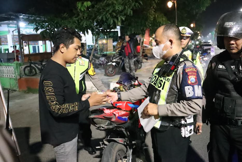 Personel dari Polres Mojokerto Kota saat melakan pemeriksaan dalam Patroli skala besar Selasa (02/07/24)