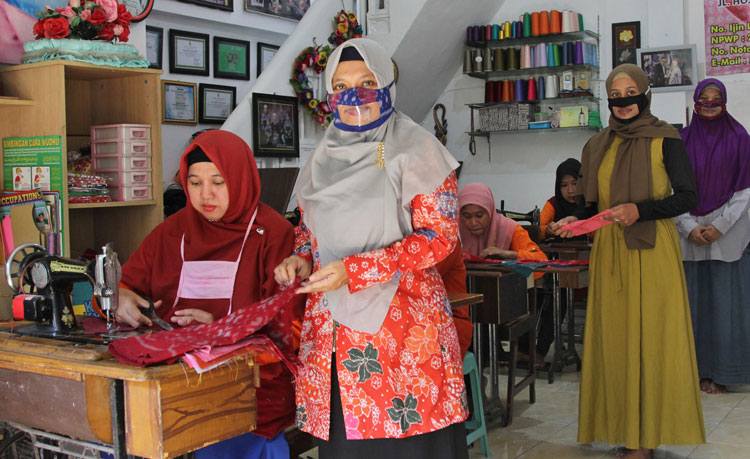 Yuyun bersama muridnya di Abidah Collection. (foto: ist.)