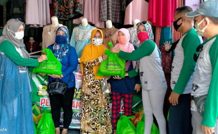 Alumni SMPN 1 Pamekasan angkatan 87 saat menyerahkan bingkisan sembako kepada warga kurang mampu dan para anak yatim alumni bersatu 87. 