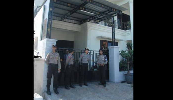 Rumah Hadi Atmaji dijaga ketat oleh polisi usai perampokan. (foto: rony suhartomo/BANGSAONLINE)