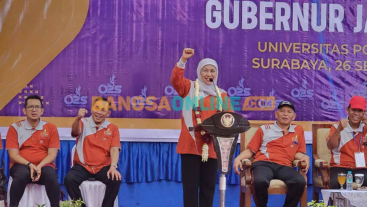Gubernur Khofifah saat membuka Olimpiade Olahraga dan Seni PGRI. Foto: DEVI FITRI AFRIYANTI/BANGSAONLINE