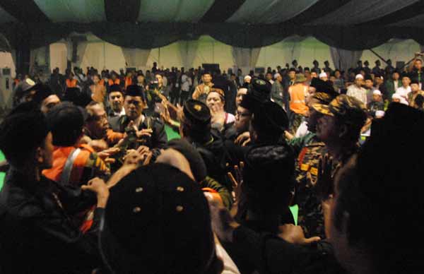 RICUH - Kericuhan yang terjadi saat sidang pleno membahas tata cara pemilihan. (foto: rony suhartomo/BANGSAONLINE)