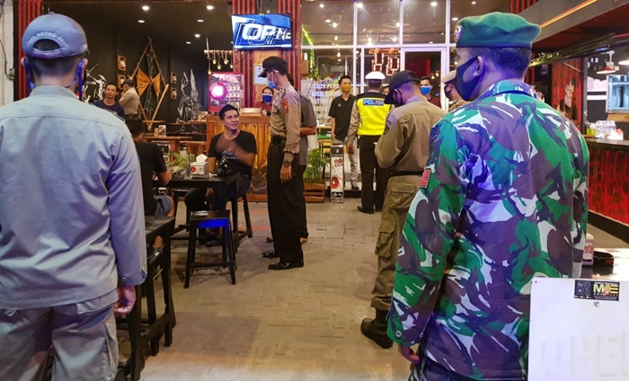 Polres Pamekasan bersama tim gabungan serta Tim Gugus Tugas Covid-19 Pamekasan saat menggelar patroli berskala besar untuk mencegah penyebaran virus Corona, Jumat (05/06/20).