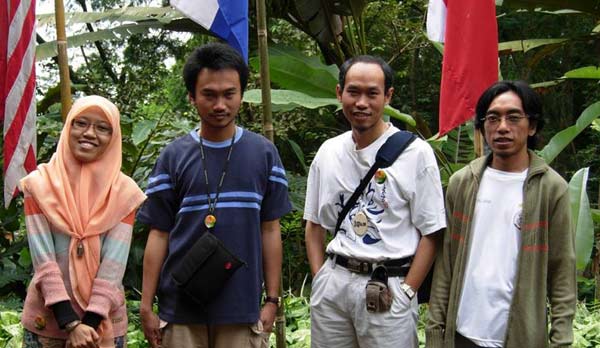 SEMASA HIDUP: Almarhumah Neng Oot saat mengikuti Environmental Teachers