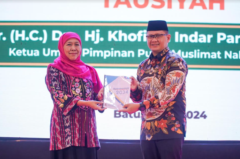 Kofifah Serahkan Buku Konsep 