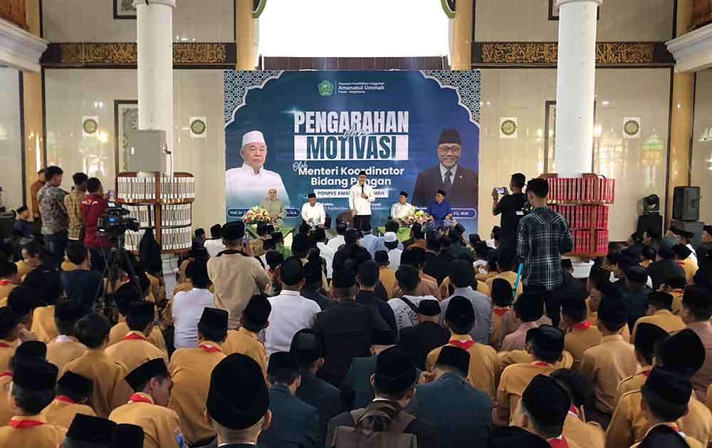 Menko Pangan Zulkifli Hasan saat memberikan motivasi kepada ribuan santri Pesantren Amanatul Ummah.