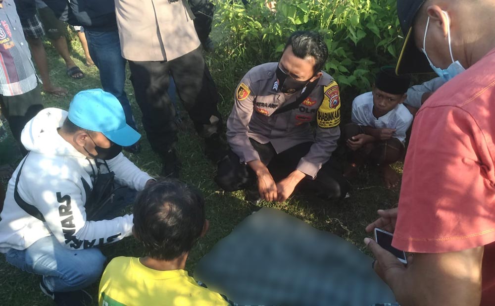Kondisi jenazah korban saat dievakuasi oleh petugas dan warga di pinggir bekas galian C. foto: Ist