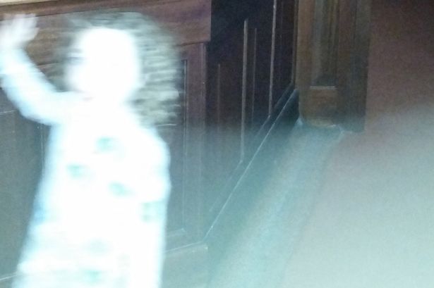 Sosok hantu gadis kecil melambai ke kamera. Hiiiiiii..... foto: repro mirror.co.uk