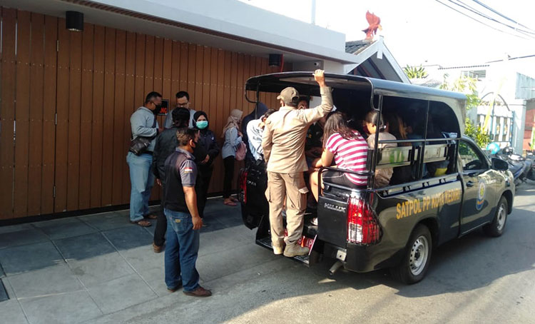 Petugas Satpol PP Kota Kediri saat mengangkut mereka yang terjaring Operasi Yustisi ke Mako Satpol PP. (foto: ist).