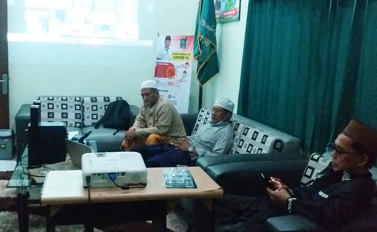 Ketua DPC PKB Ir. Mondir Rofii (tengah) didampingi Ketua Dewan Syuro Sayyid Umar, serta Sekretaris  Ir. Abdur Rofik saat virtual meeting dengan Ketua Umum DPP PKB Muhaimin Iskandar.