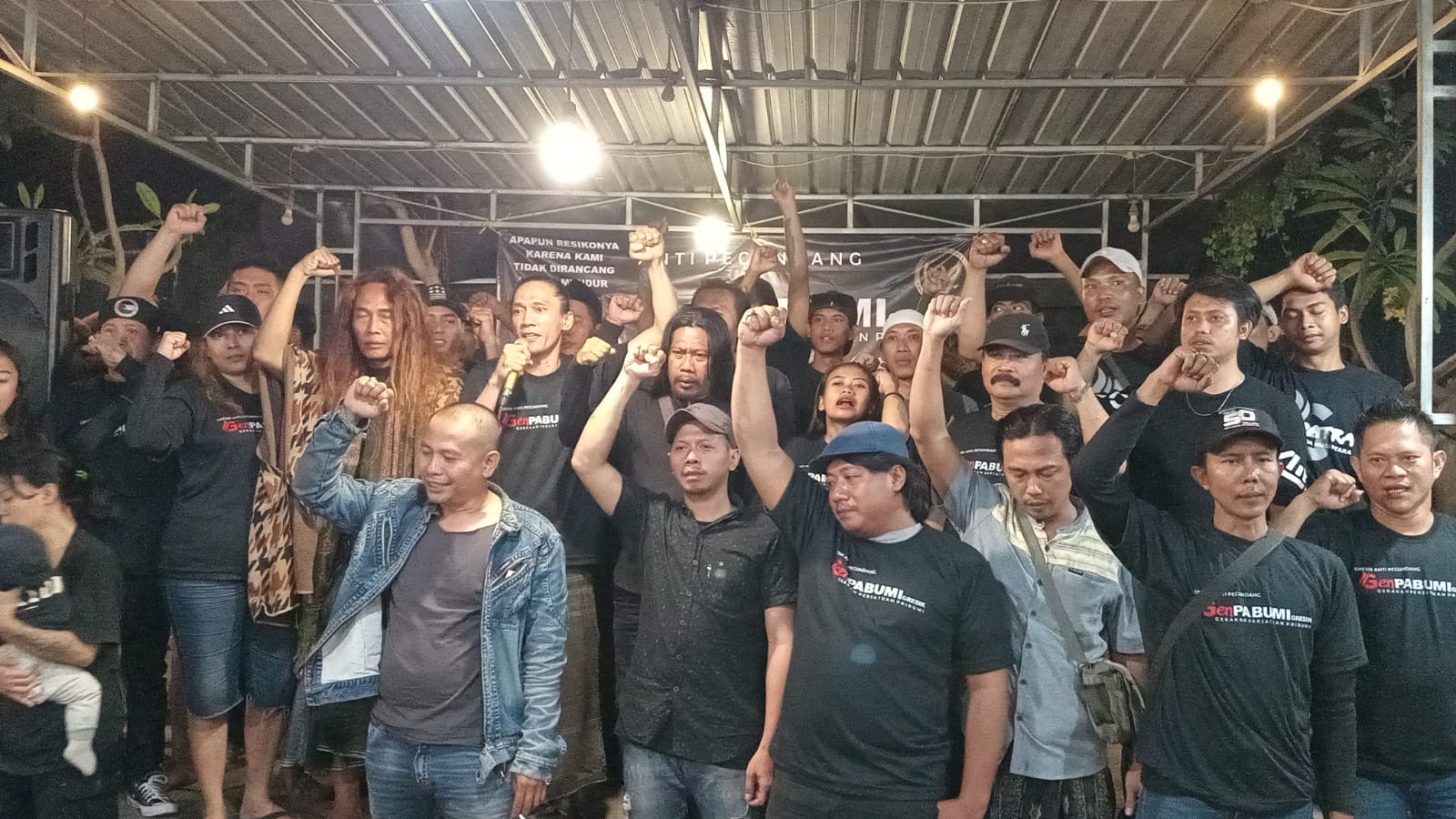 Masyarakat pro bumbung kosong dalam Pilkada Gresik 2024 saat menggelar deklarasi. FOTO: ist.