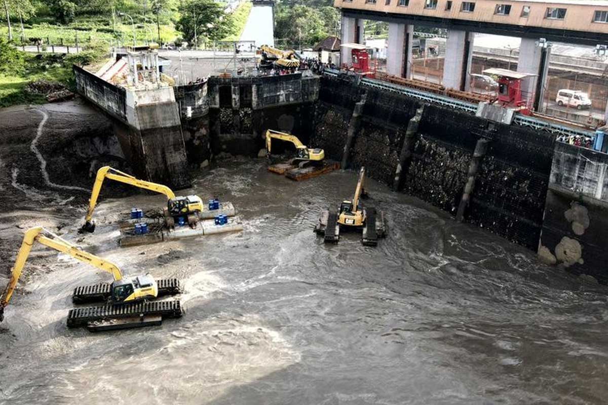 Kegiatan flushing Bendung Lodoyo di Kabupaten Blitar tahun 2023. Foto: Dok. Perum Jasa Tirta I.