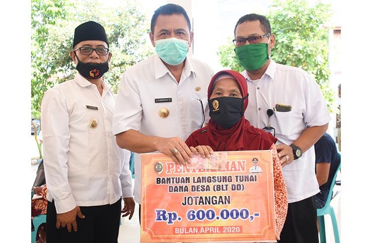 Bupati Pungkasiadi saat menyerahkan BLT kepada 14 desa.